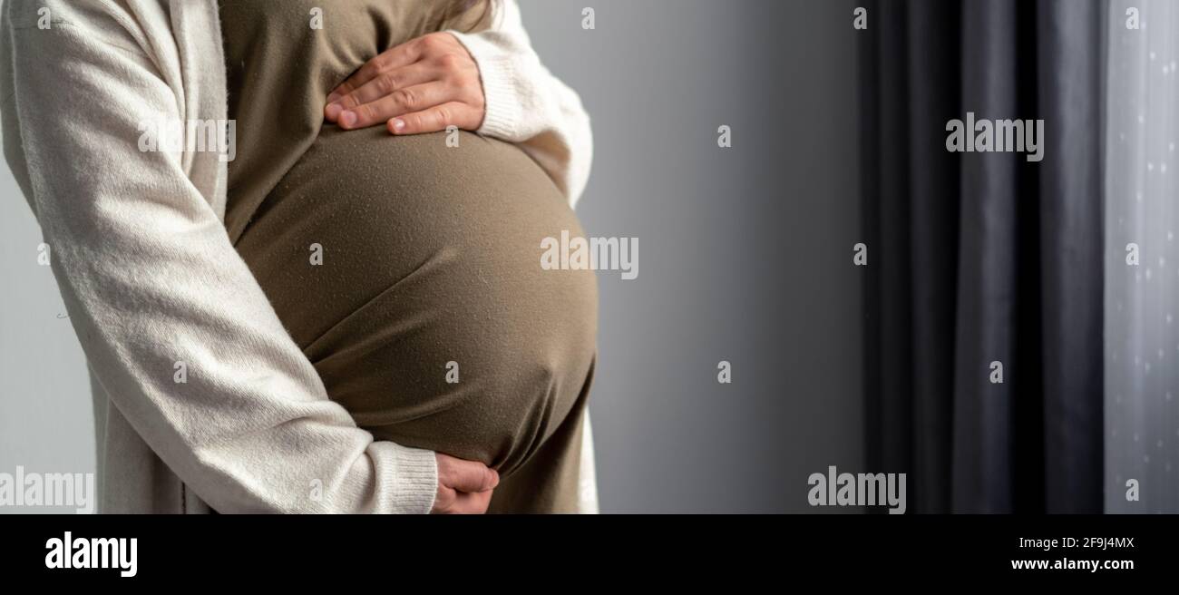 gravidanza sana. donna incinta con pancia grande avanzata gravidanza in mani. Copyspace banner per il testo Foto Stock