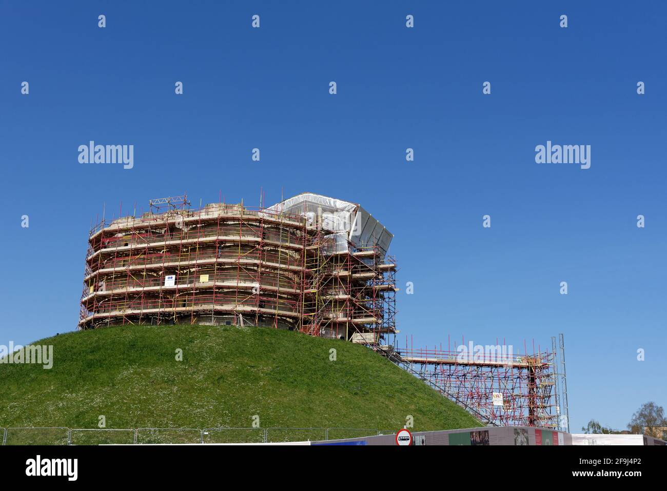 Clifford's Tower, York, North Yorkshire, circondata da impalcature durante i lavori di ristrutturazione Foto Stock