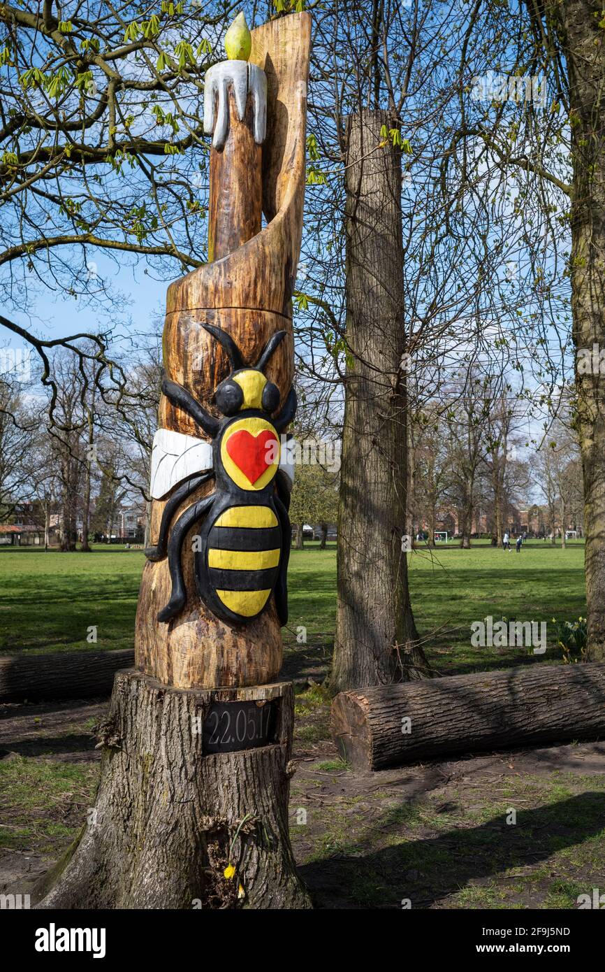 Il memoriale "Worker Bee" a coloro che sono stati uccisi nell'attacco della bomba dell'Arena di Manchester del 2017, Longford Park, Manchester, Regno Unito Foto Stock