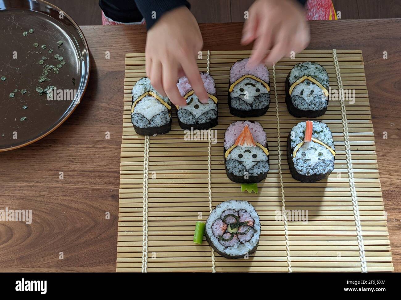 Fare sushi rotolato per Hinamatsuri, Festival giapponese Foto Stock