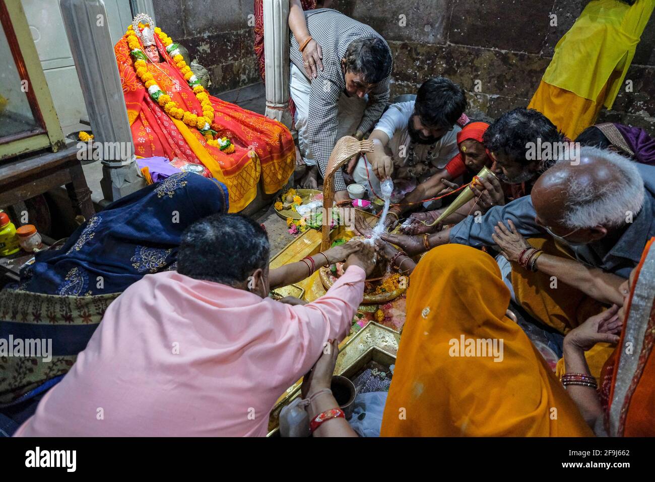Omkareshwar, India - 2021 marzo: Una famiglia che fa un'offerta al tempio Shri Omkar Mandhata il 20 marzo 2021 a Omkareshwar, India. Foto Stock