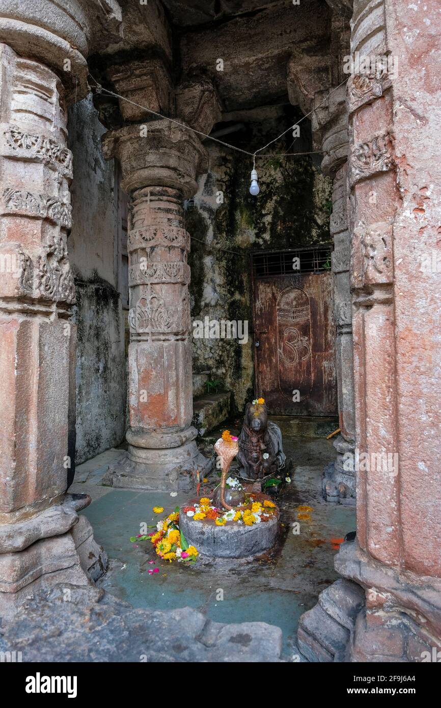 Particolare dello Shri Omkar Mandhata situato sull'isola di Mandhata nel fiume Narmada in Omakareshwar, Madhya Pradesh, India. Foto Stock
