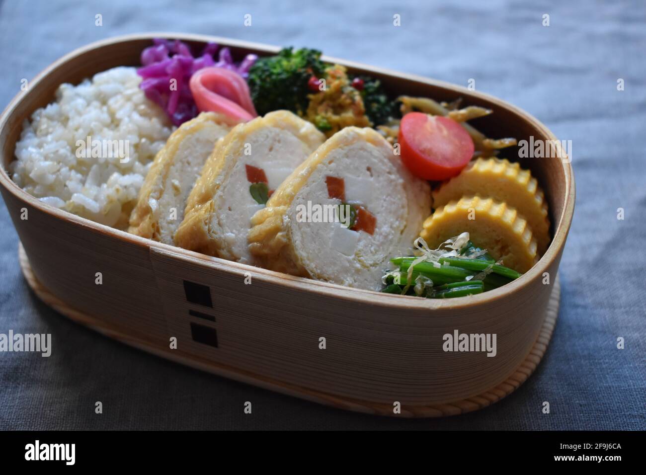 Wappa Bento, scatola per pranzo giapponese realizzata con piatto di legno rotondo, Shinoda-maki Foto Stock