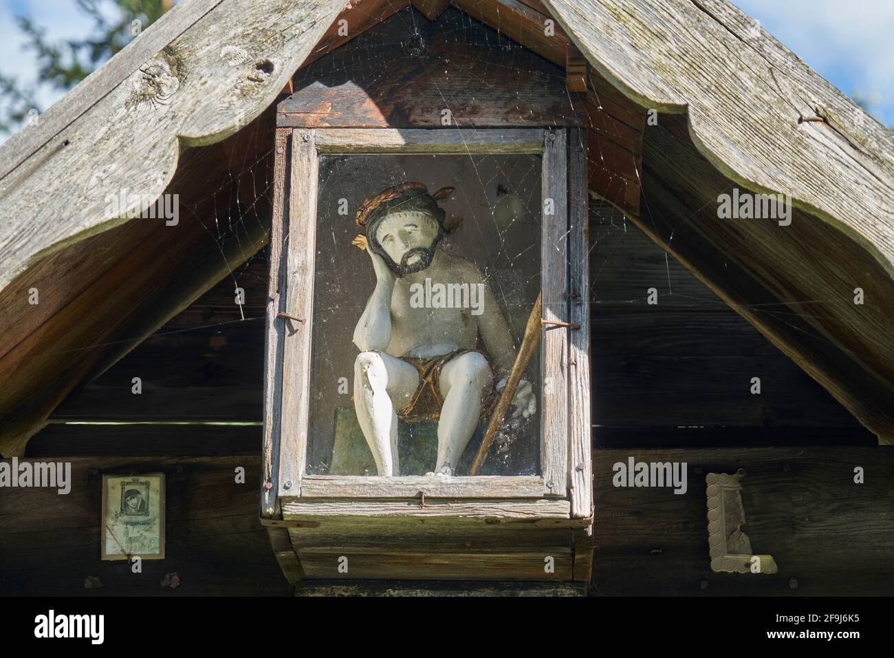 Sitzender Gesù, Holzfigur, Frohntal nahe San Lorenzen, Lesachtal, Kärnten, Österreich Foto Stock