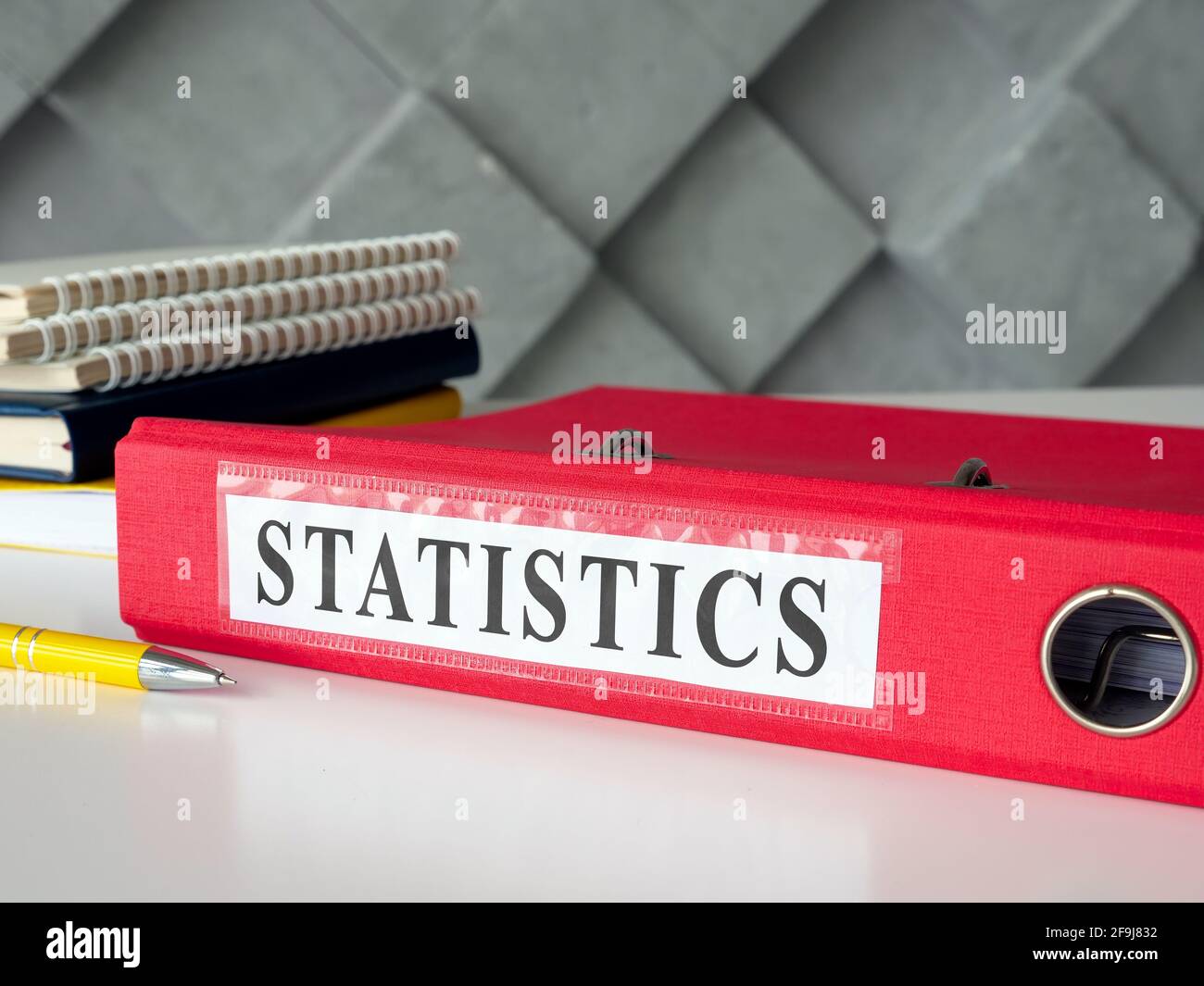 Grande cartella rossa con le statistiche finanziarie dell'azienda. Foto Stock