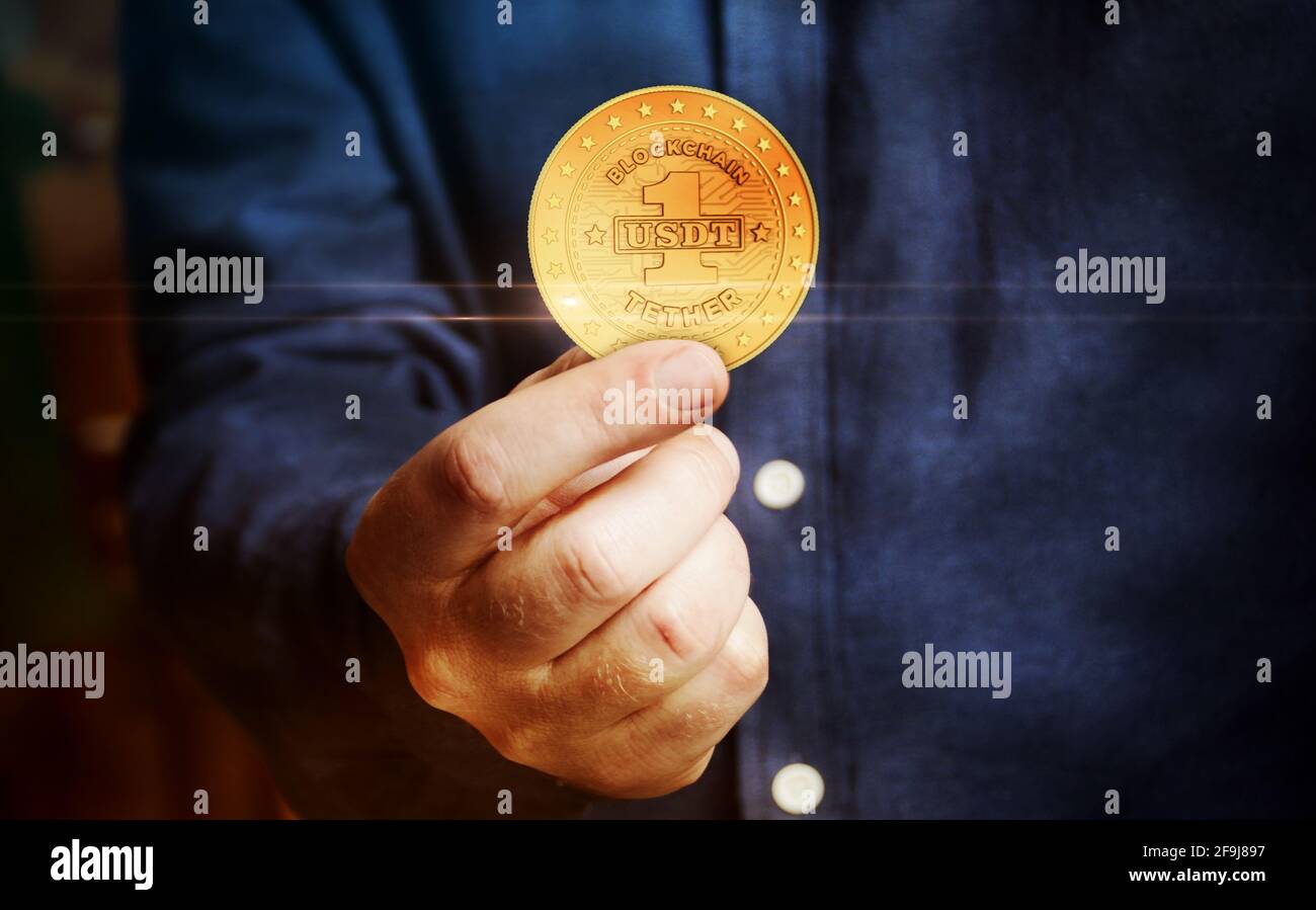 Teher simbolo criptovaluta moneta d'oro in mano concetto astratto. Foto Stock