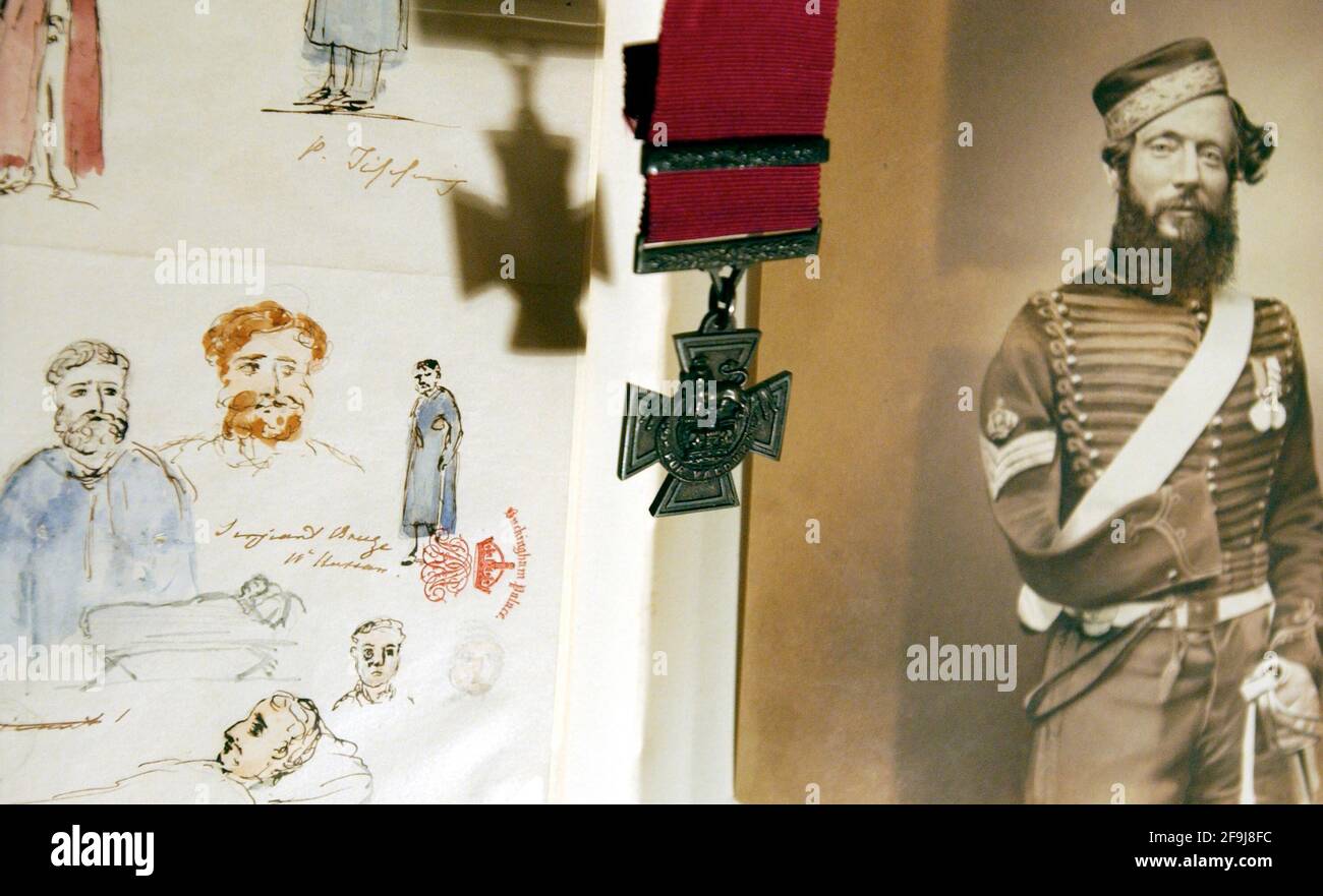 UN CAMPIONE DI UNA DELLE CROCI VITTORIA ORIGINALI, UNA FOTOGRAFIA DI UN HUSSAR FERITO E SCHIZZI DI SOLDATI FERITI REALIZZATI DALLA REGINA VICTORIA, TUTTI PARTE DELLA COLLEZIONE DI MATERIALE CRIMEA DAGLI ARCHIVI DEL CASTELLO DI WINDSOR.28 APRILE 2005 TOM PILSTON Foto Stock