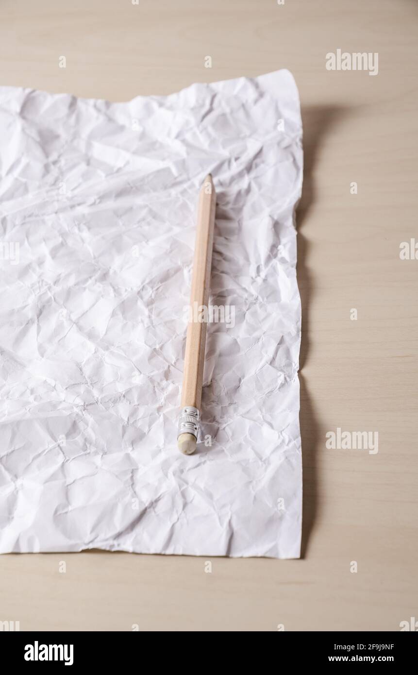 Foglio sminuzzato di carta e matita su scrivania di legno, concetto di  scrittura, interno, ufficio domestico che lavora Foto stock - Alamy
