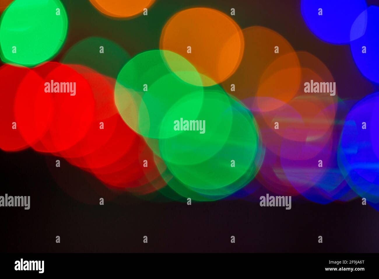 sfondo chiaro bokeh sfocato, luce abbagliante e incandescente nella città notturna, moderno sfondo luminoso bello Foto Stock