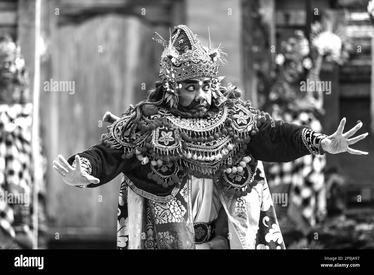 Un ballo del Performer Male durante UNO spettacolo di danza tradizionale Balinese Barong e Kris, Batabulan, Bali, Indonesia. Foto Stock