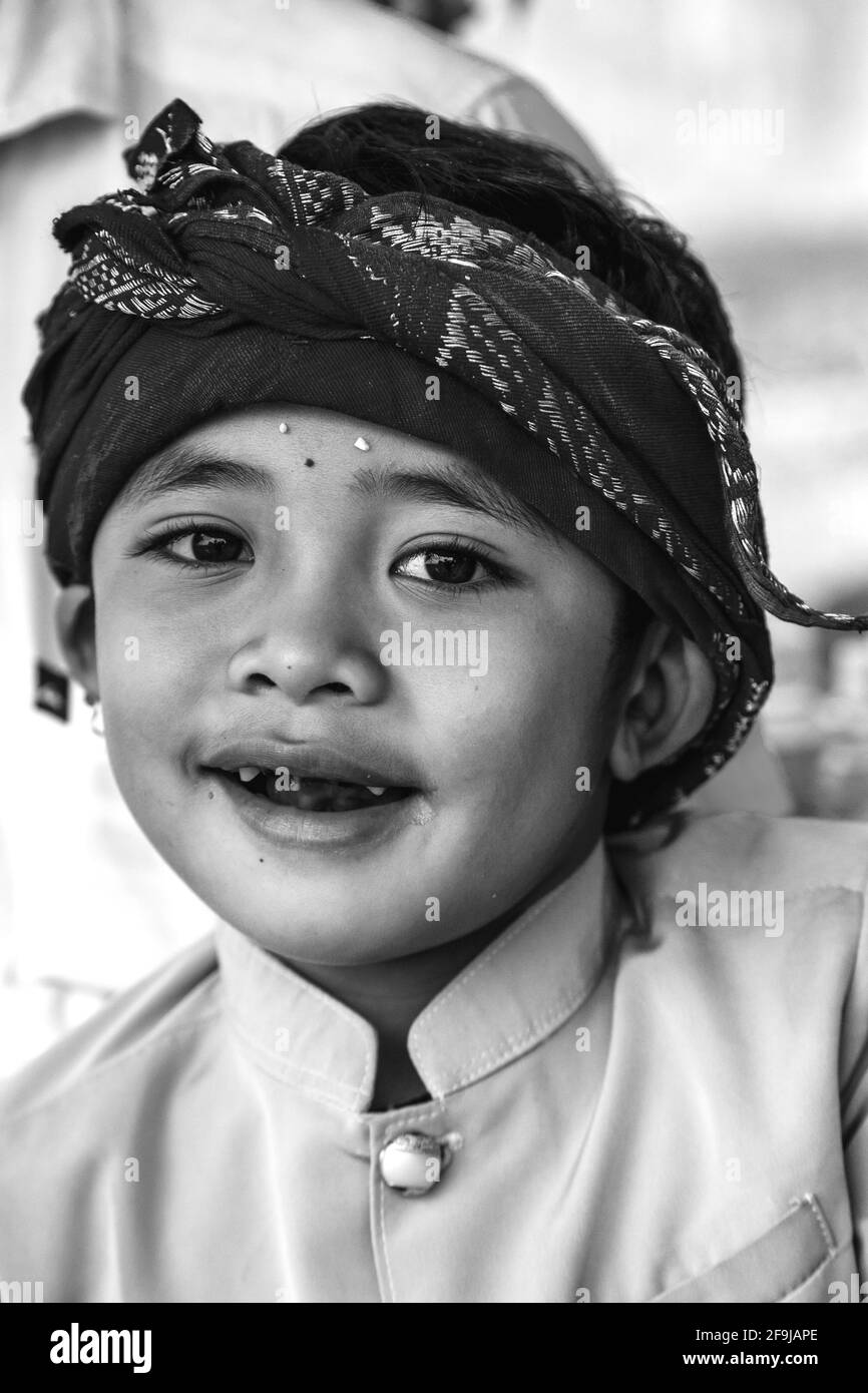 Un ritratto di un ragazzo indù balinese durante UN Festival religioso locale, Ubud, Bali, Indonesia. Foto Stock