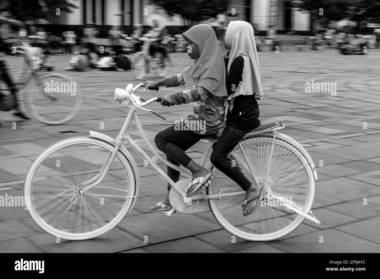 I bambini indonesiani in bicicletta a Taman Fatahillah Square, Jakarta, Indonesia. Foto Stock