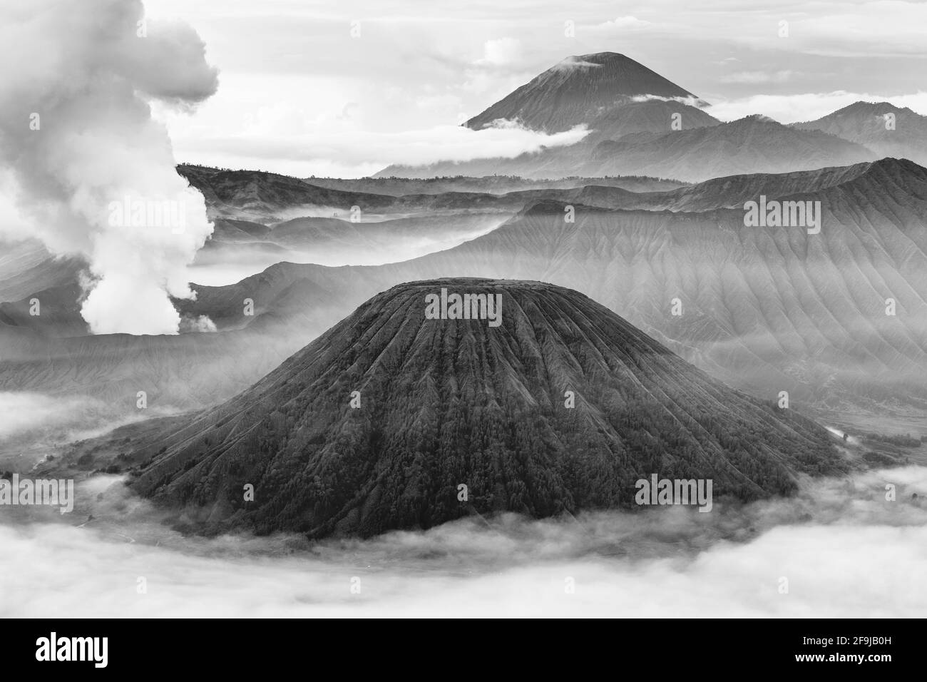 Una vista elevata del Monte bromo, del Monte Batok e del Parco Nazionale del bromo Tengger Semeru, Giava, Indonesia. Foto Stock