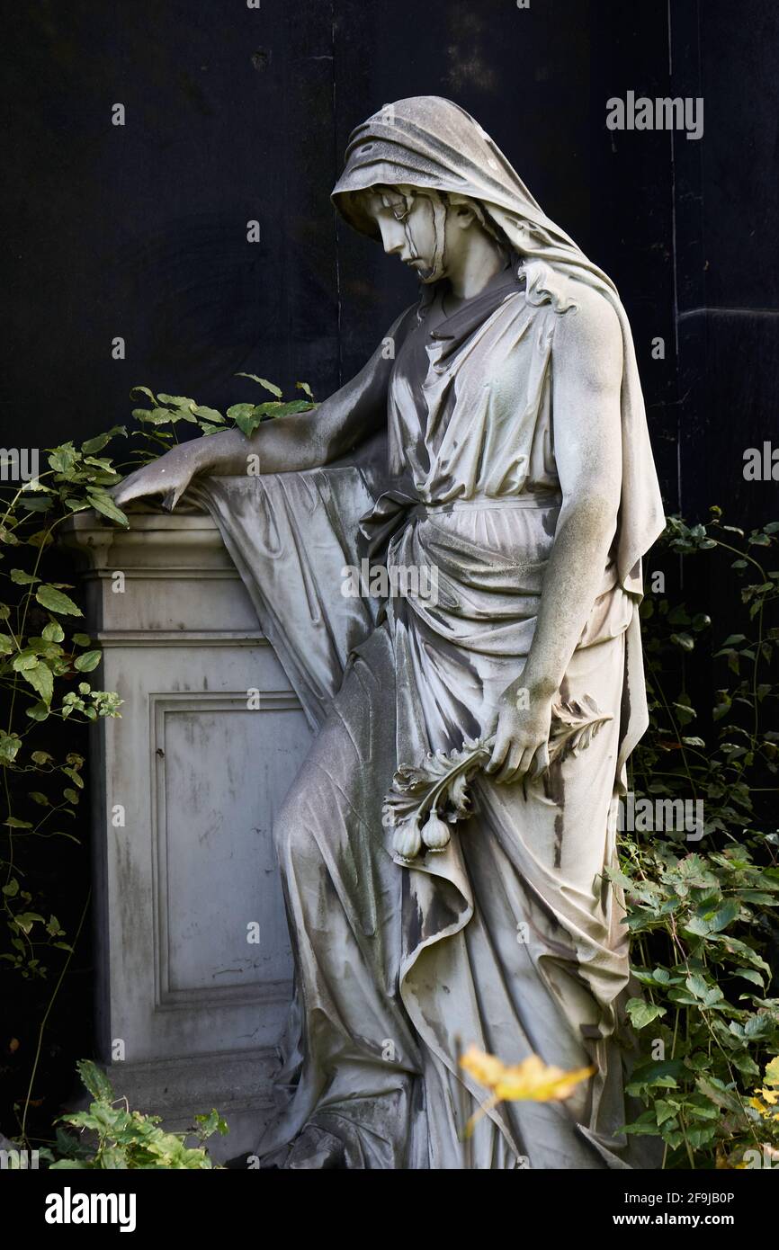 Statua einer Frau, Grabmal, Luisenstädtischer Friedhof, Kreuzberg, Berlino, Germania Foto Stock