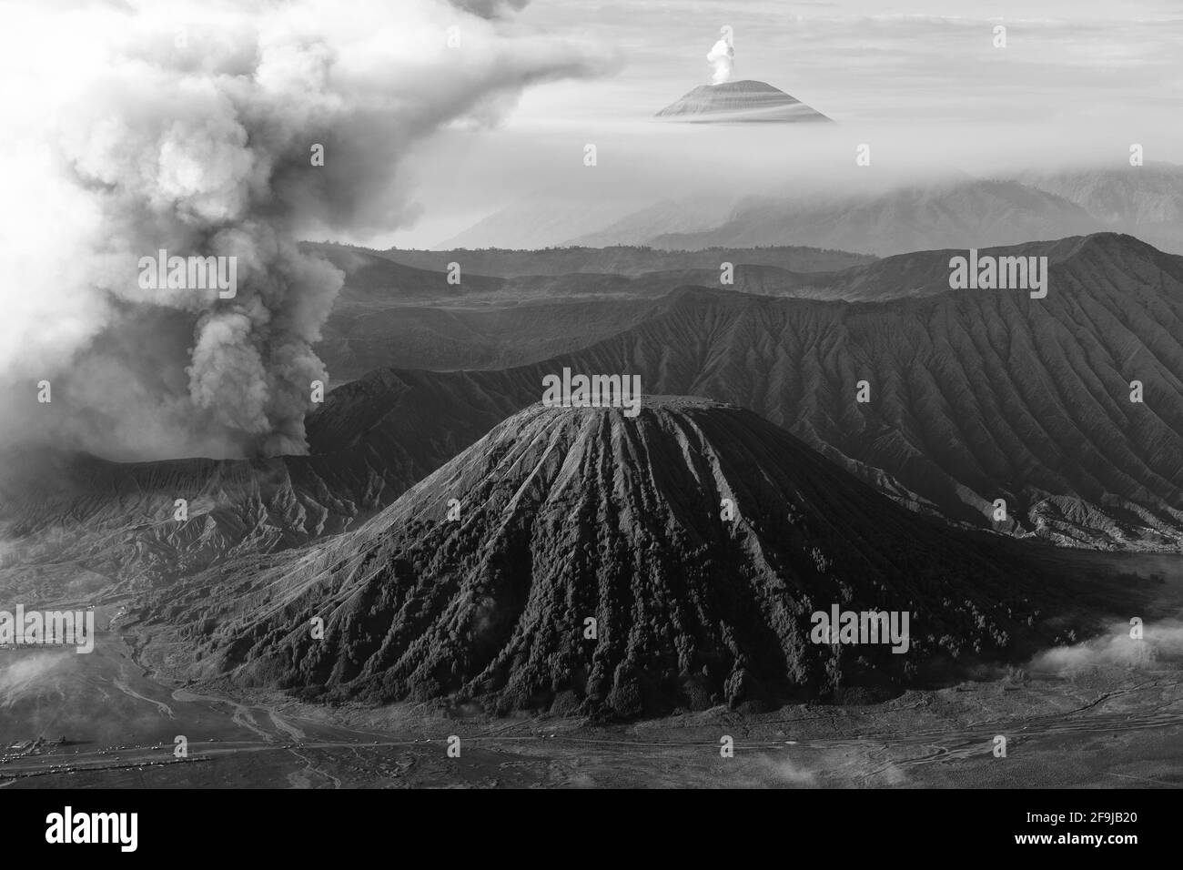 Una vista elevata del Monte bromo, del Monte Batok e del Parco Nazionale del bromo Tengger Semeru, Giava, Indonesia. Foto Stock