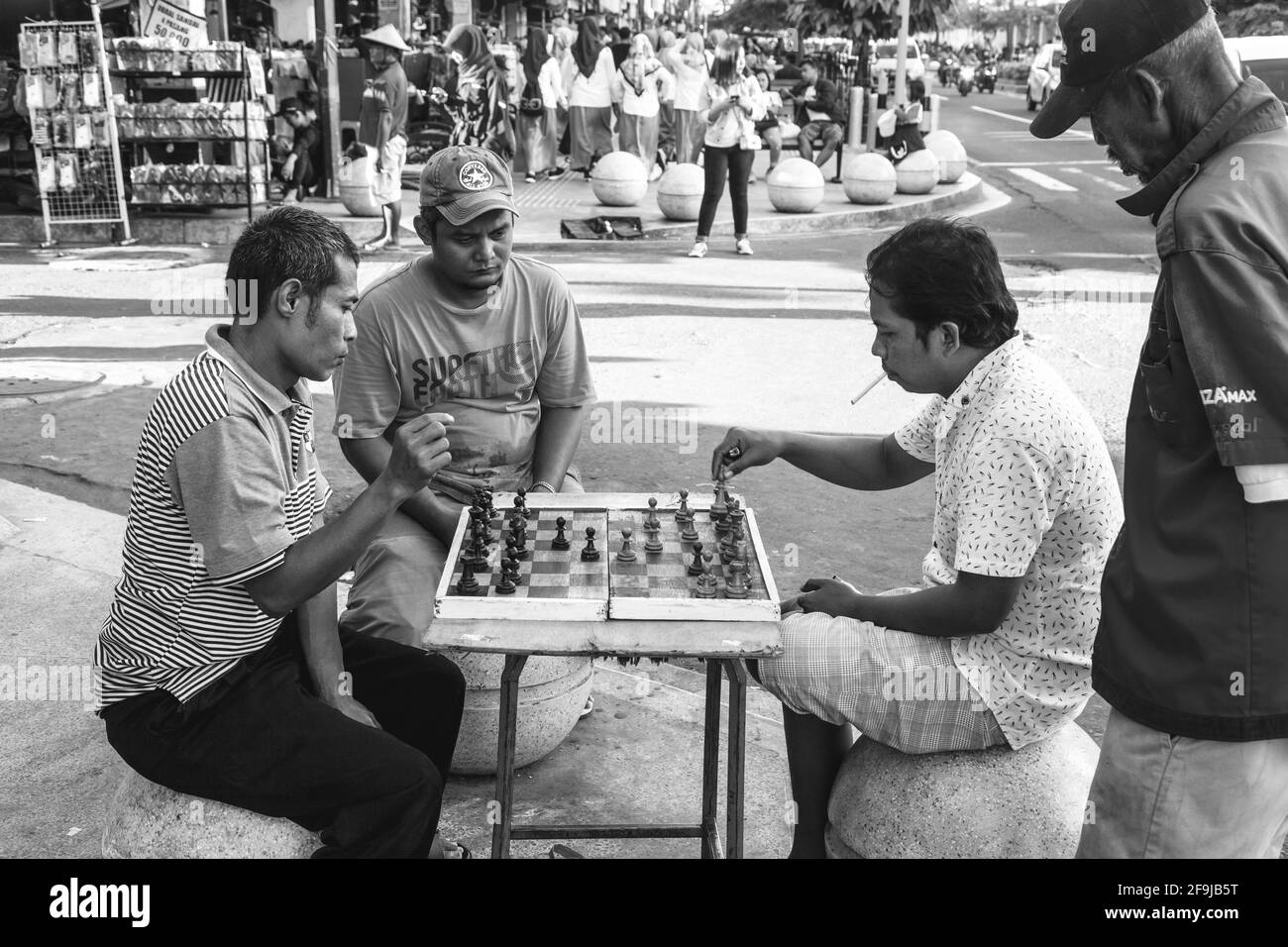 Uomini che giocano a Scacchi in strada, Malioboro Street, Yogyakarta, Indonesia. Foto Stock