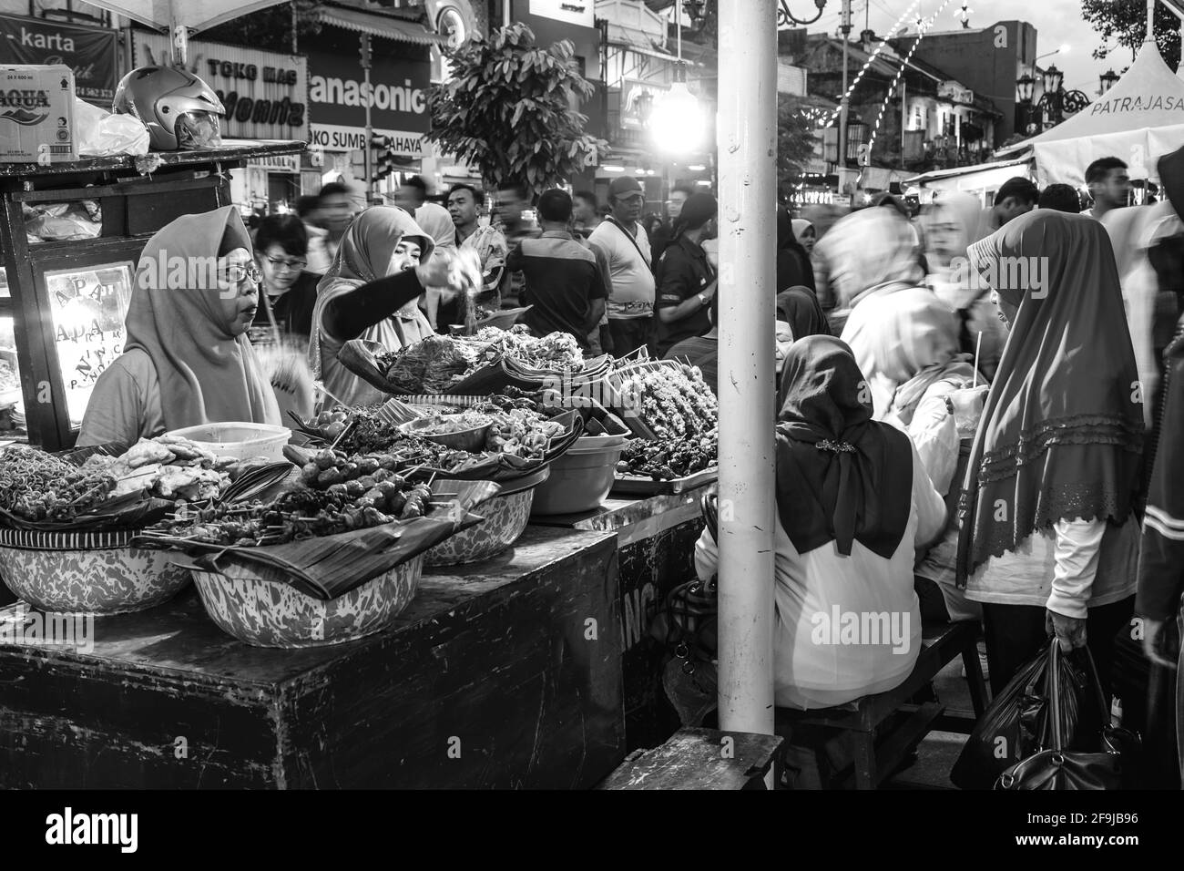 Una colorata Street food Stall nel mercato notturno, Malioboro Street, Yogyakarta, Indonesia. Foto Stock