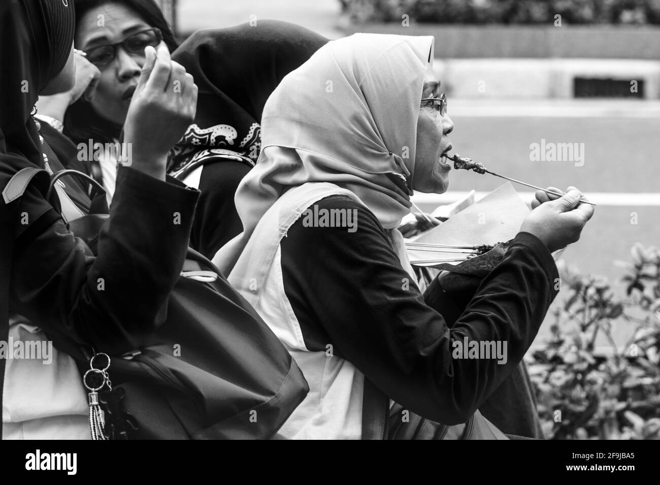 Indonesiano Donne che mangiano cibo di strada, Malioboro Street, Yogyakarta, Indonesia. Foto Stock