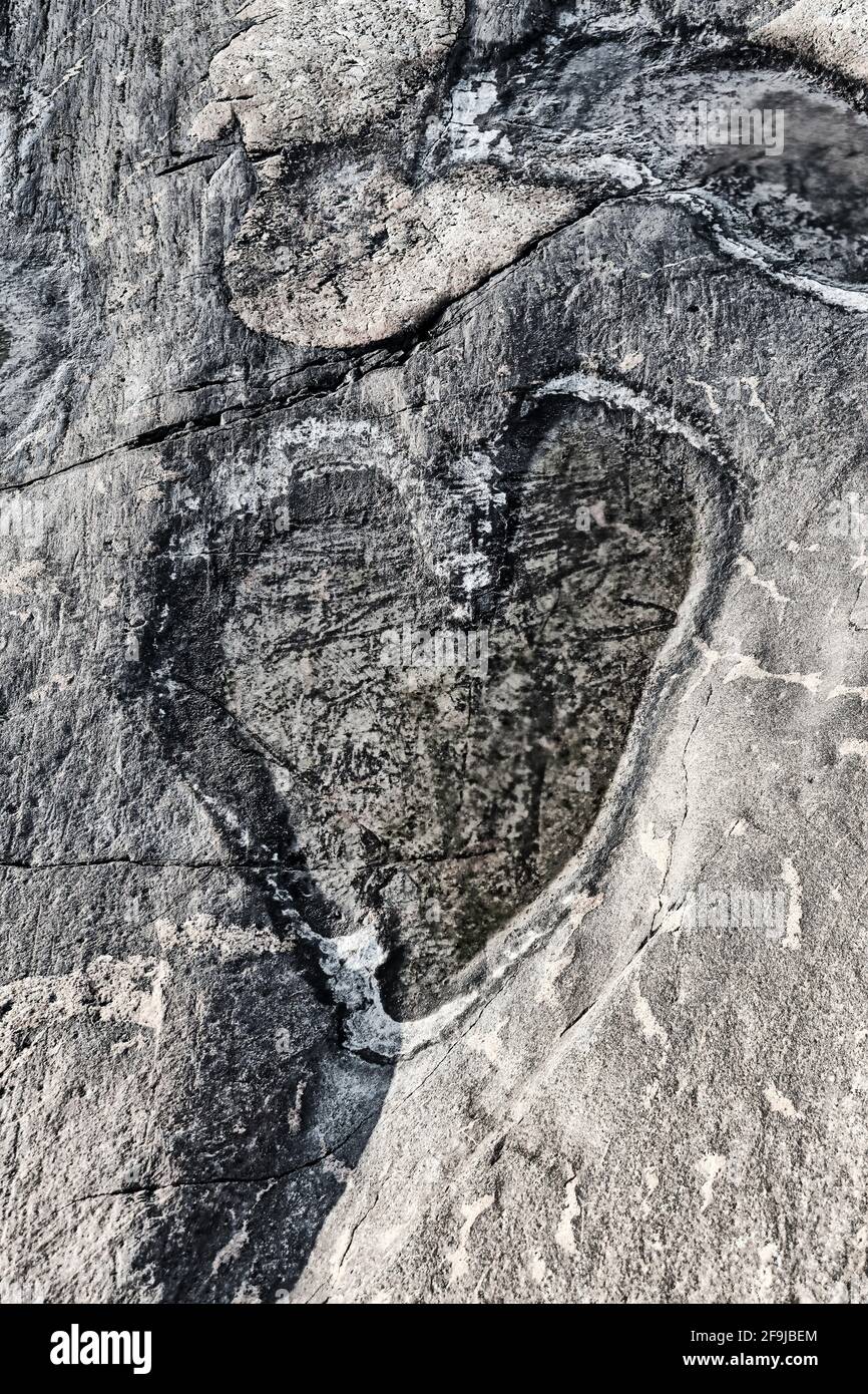 Amore per sempre, scritto in pietra - cuore a forma di piscina marea durante la bassa marea. Foto Stock
