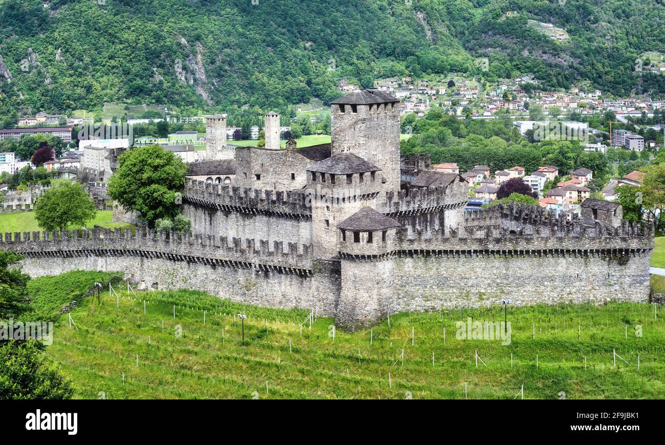 Castelli medievali di Montebello e Castelgrande della città vecchia di Bellinzona, Alpi svizzere, Svizzera Foto Stock