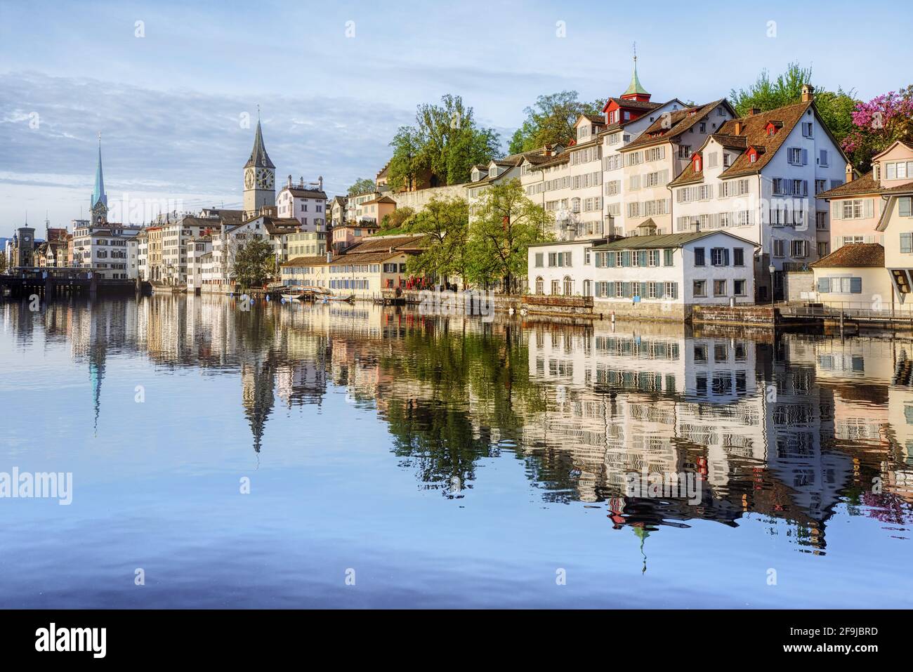 Il centro storico della città di Zurigo, le tradizionali case bianche nel quartiere di Schipfe riflettono nel fiume Limmat alla luce del primo mattino, Svizzerl Foto Stock