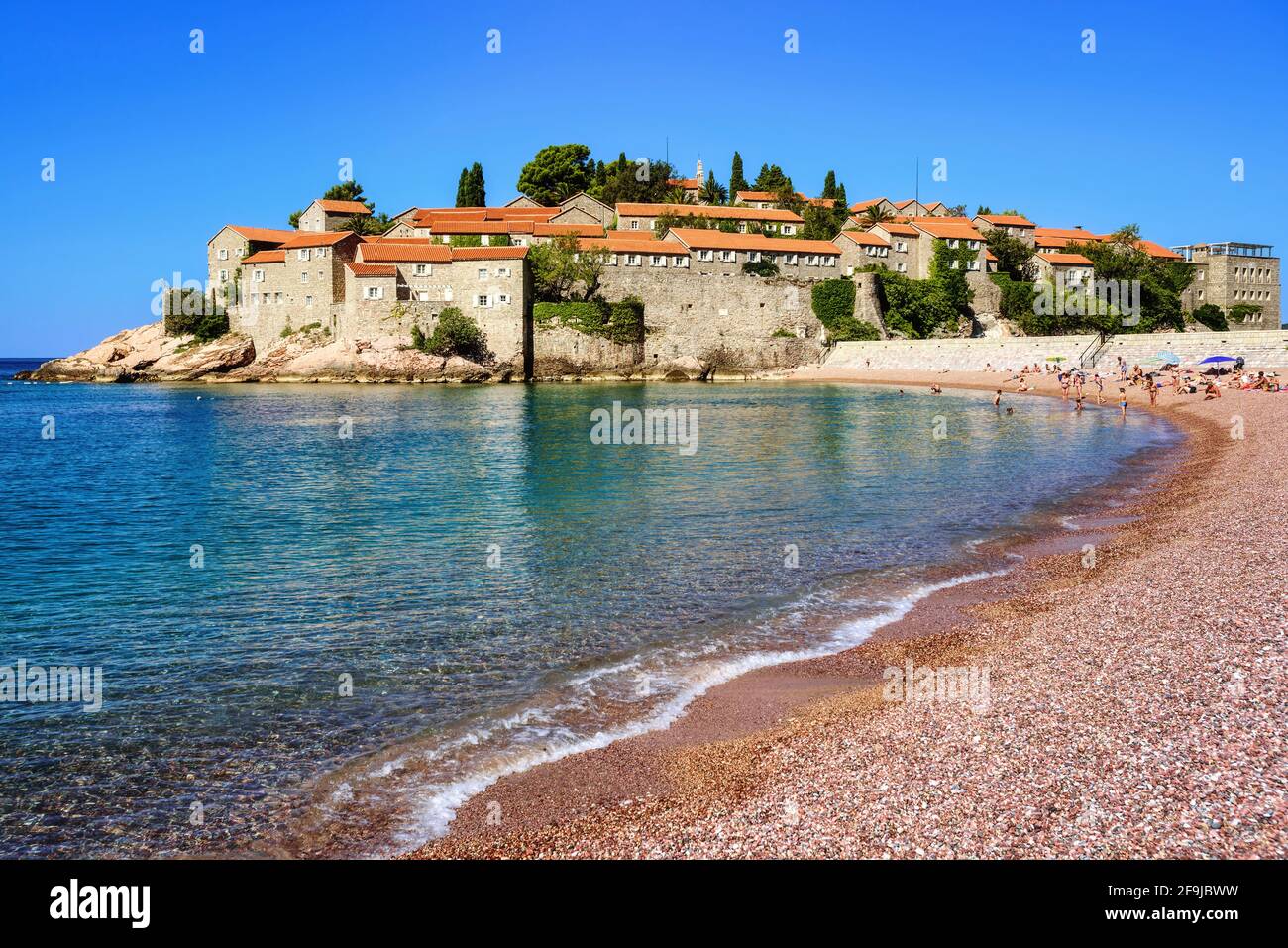 Spiaggia di sabbia rosa sull'isola Sveti Stefan, mare Adriatico, Montenegro Foto Stock