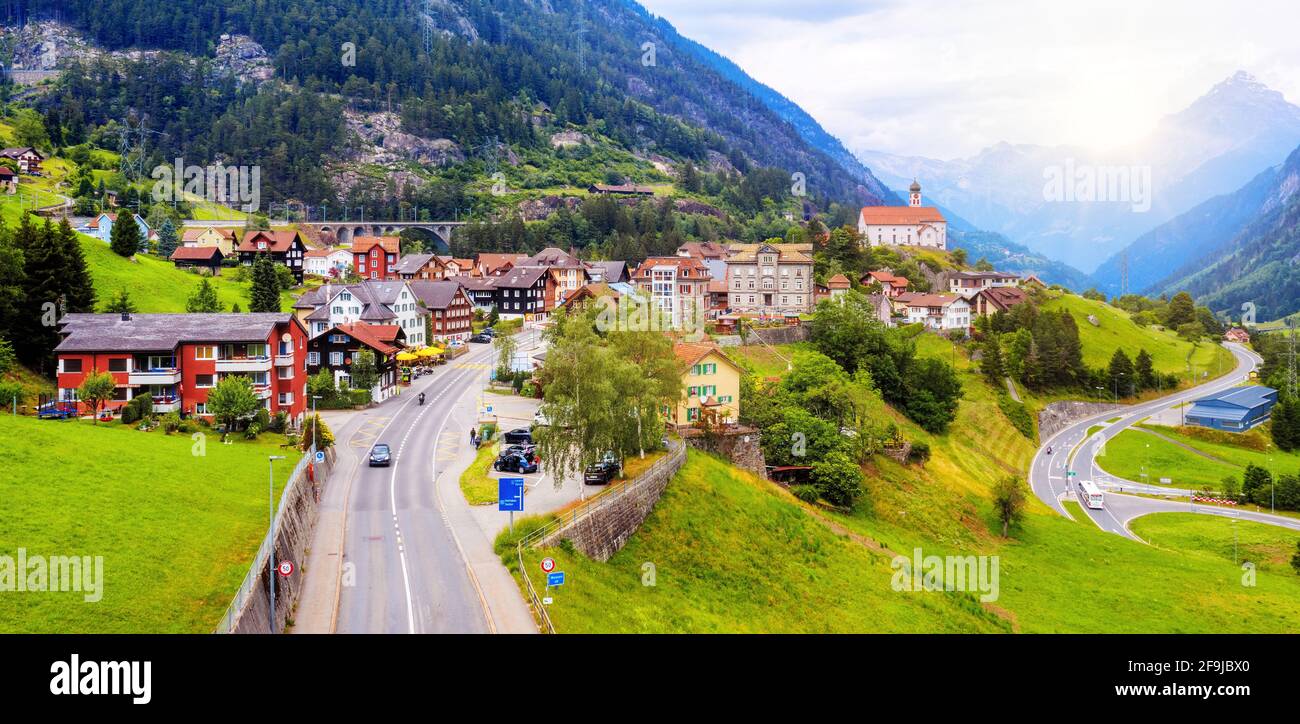 Vista panoramica del villaggio di Wassen in una valle delle Alpi svizzere, Uri Canton, Svizzera Foto Stock