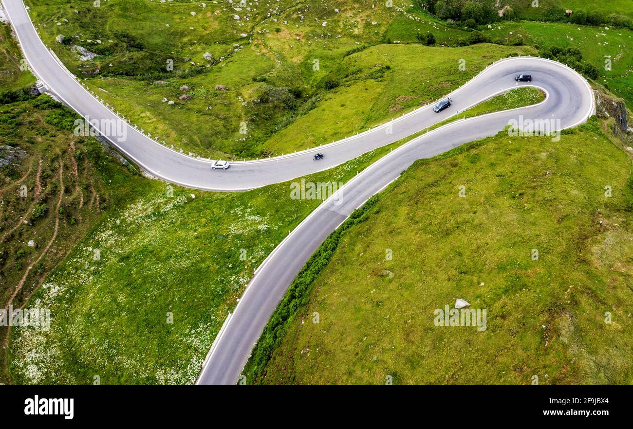 Tortuosa strada di montagna vicino al passo Furka nelle Alpi svizzere, in Svizzera, è dove è stato girato James Bond Goldfinger Foto Stock