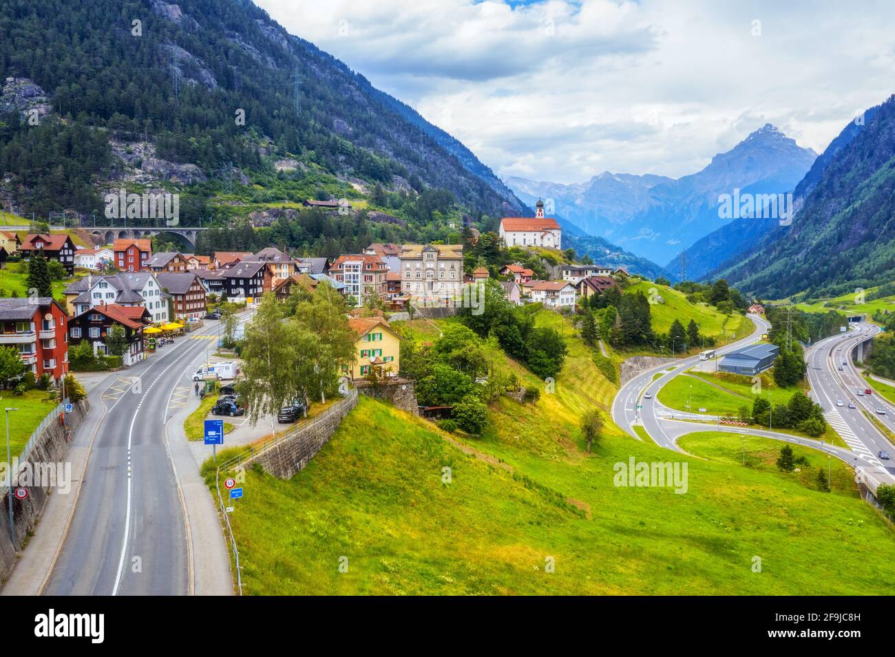 Villaggio di Wassen sulla strada del Gottardo nella valle montana delle Alpi svizzere, in Svizzera Foto Stock