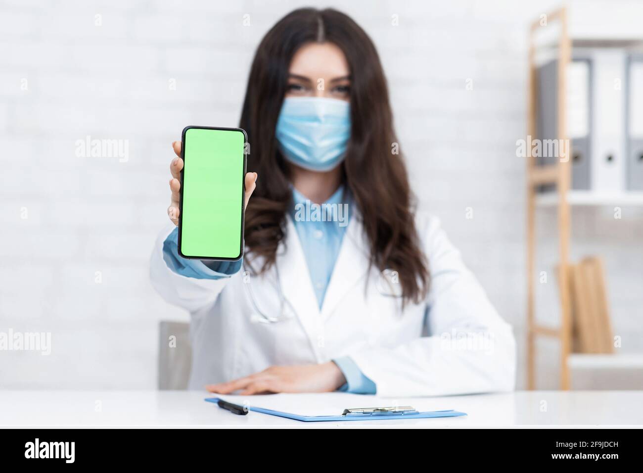 Covid-19 lockdown, app online, incontro remoto con il medico e la medicina moderna Foto Stock