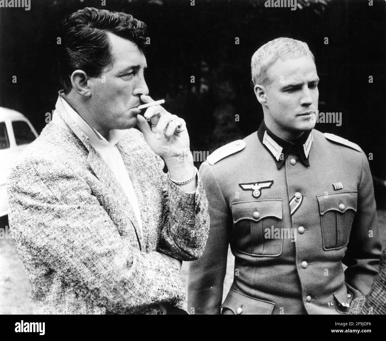 DEAN MARTIN e MARLON BRANDO sul set candid durante le riprese Del GIOVANE DIRETTORE LIONS 1958 EDWARD DMYTRYK romanzo Irwin Shaw sceneggiatura Edward Anhalt Twentieth Century Fox Foto Stock