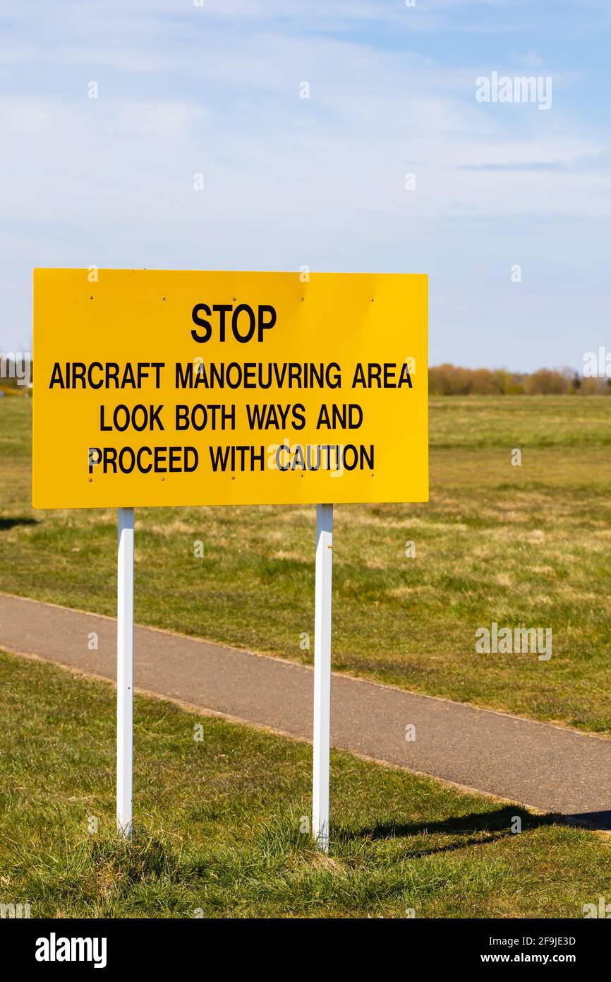 Segnale di avvertimento giallo per campo d'aviazione. Stop. Area di manovra degli aeromobili. Osservare entrambe le direzioni e procedere con cautela Foto Stock