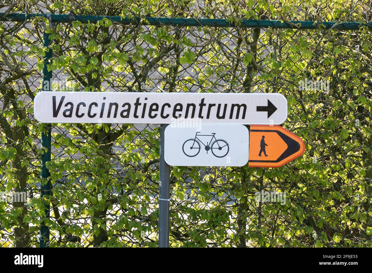 Cartello per pedoni e ciclisti per un centro di vaccinazione per Corona Covid-19 in Belgio nel villaggio di Sint Gillis WAAS Foto Stock