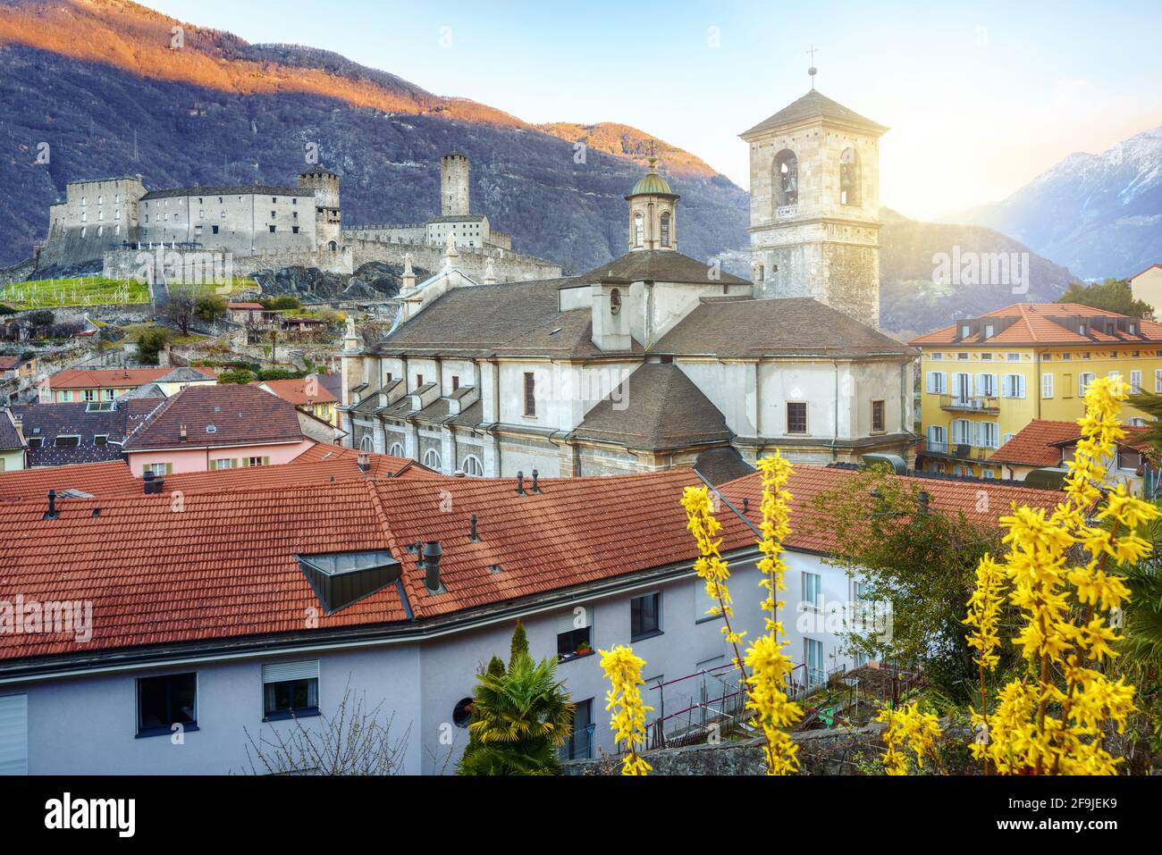 Città vecchia di Bellinzona nelle Alpi svizzere, Ticino, Svizzera, all'alba Foto Stock