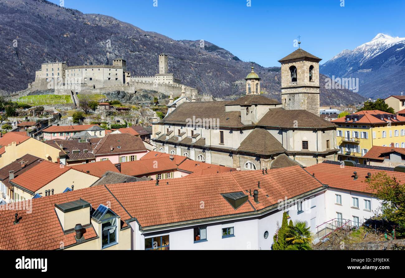 Vista sui tetti della città vecchia di Bellinzona fino al castello di Castelgrande. Valle delle Alpi svizzere, Cantone Ticino, Svizzera Foto Stock