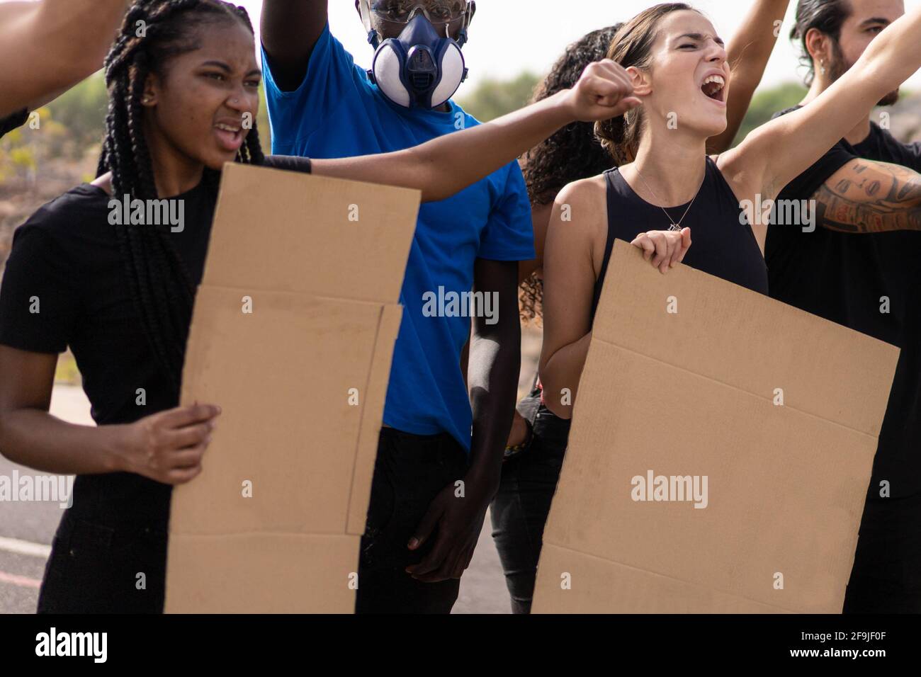 Manifestazione pubblica sulla strada contro il riscaldamento globale e l'inquinamento, no vax, razzismo. Gruppo di persone multietniche che protestano per il chan climatico Foto Stock