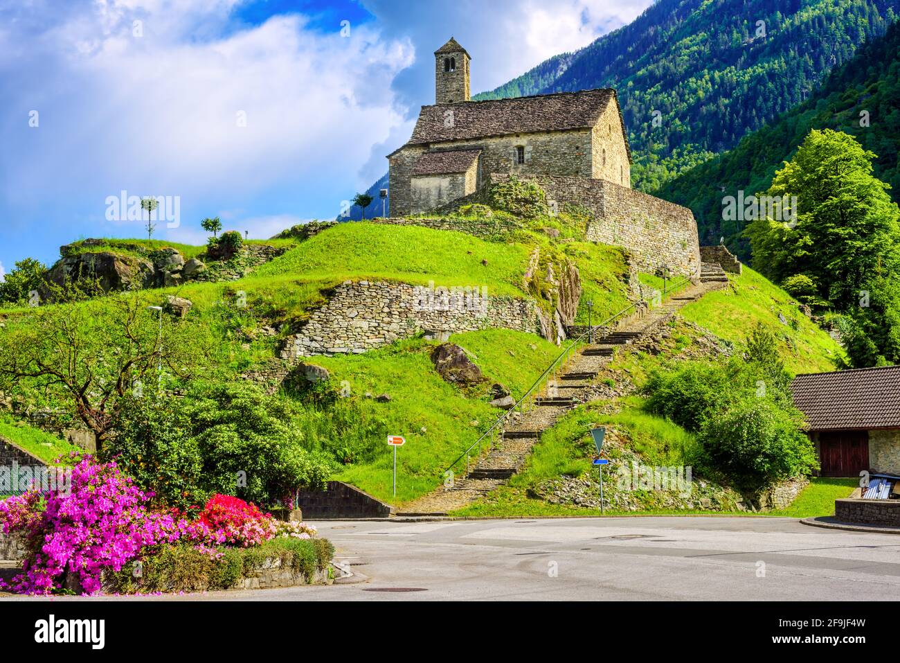 Chiesa storica di Santa Maria del Castello nella città di Giornico, Canton Ticino, montagne delle Alpi svizzere, Svizzera Foto Stock