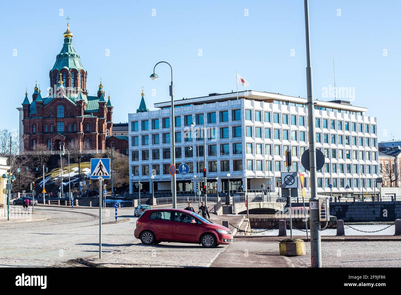 Helsinki, Finlandia - 11 marzo 2017: Vista della Chiesa ortodossa Uspenski nel centro di Helsinki in un giorno di sole Foto Stock