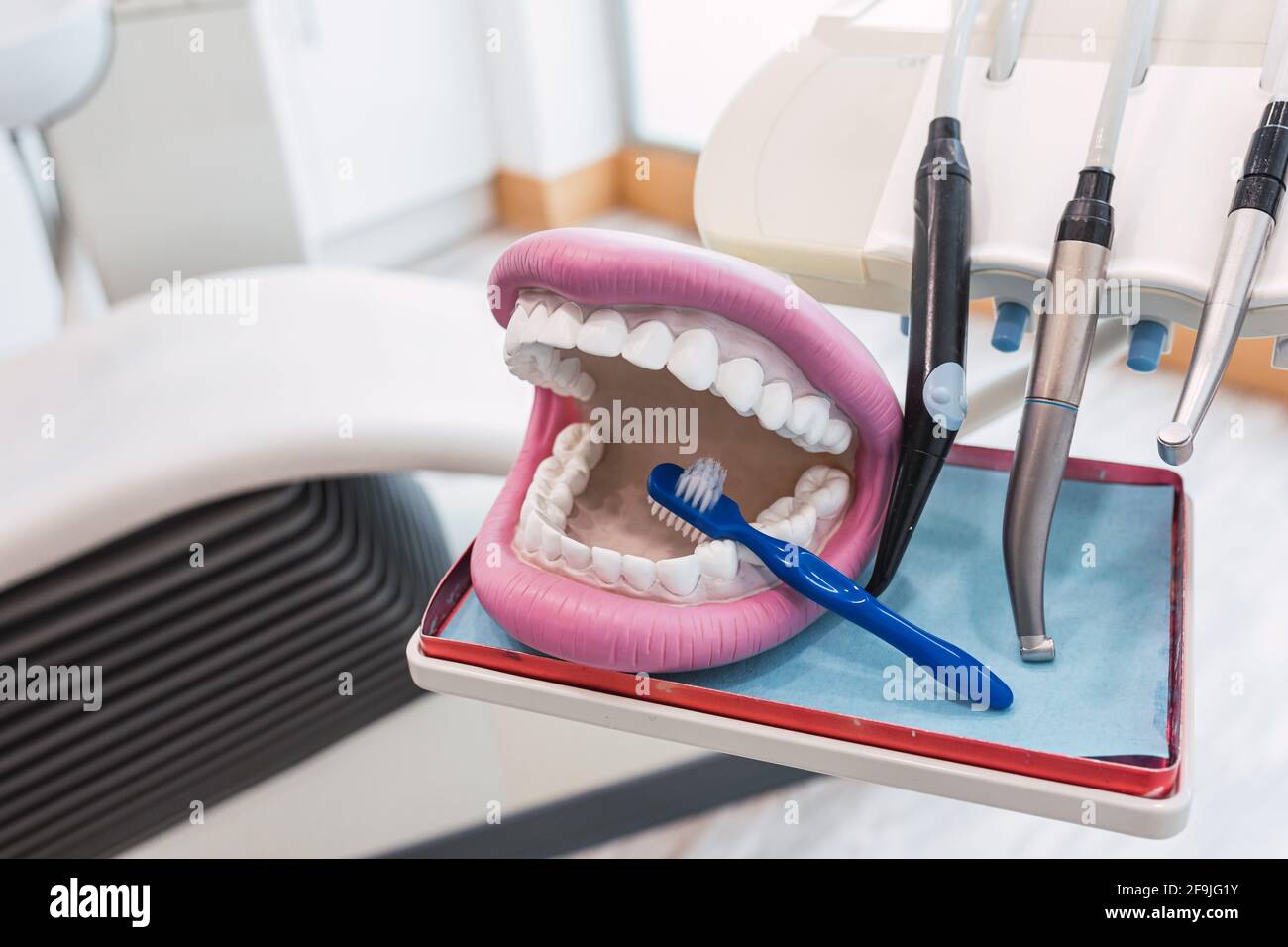 Pulire la dentiera, il modello a mascella e lo spazzolino da denti nell'ufficio del dentista. Foto Stock