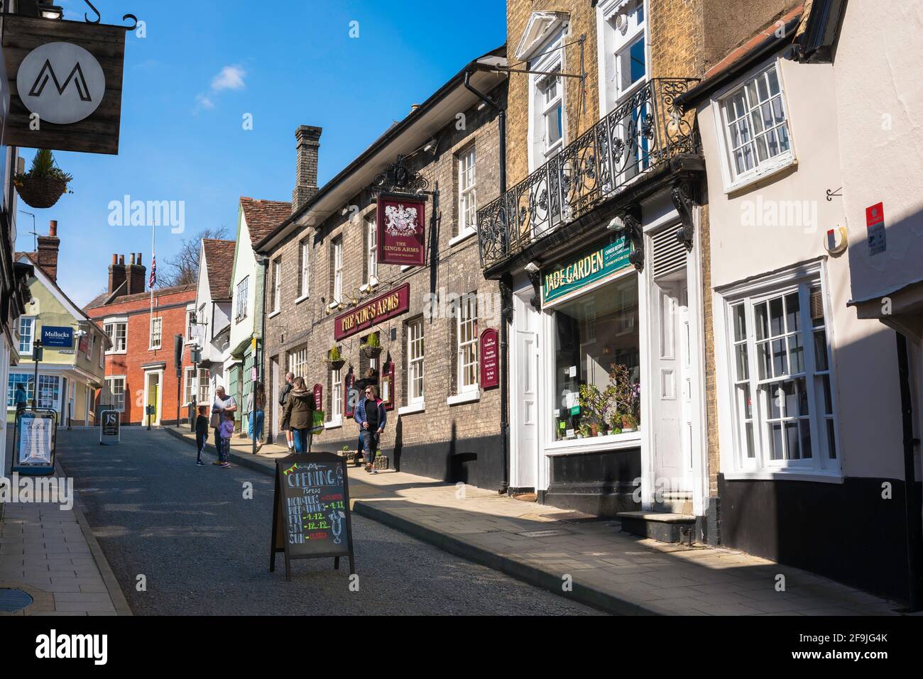 Market Hill Saffron Walden, vista dei negozi locali che costeggiano il lato est di Market Hill nella città mercato Essex di Saffron Walden, Inghilterra, Regno Unito. Foto Stock