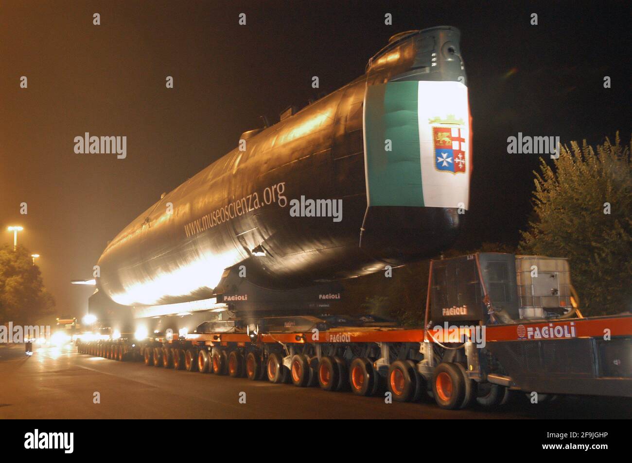 Italia, agosto 2005, sottomarino Enrico Toti, donato dalla Marina Italiana al Museo della Scienza e della tecnologia di Milano. Trasporto su strada dal porto fluviale di Cremona, sul fiume po, al sito museale milanese Foto Stock