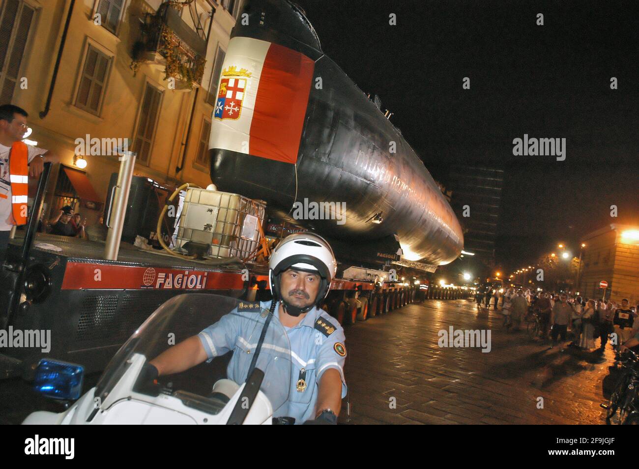 Italia, agosto 2005, sottomarino Enrico Toti, donato dalla Marina Italiana al Museo della Scienza e della tecnologia di Milano. Trasporto su strada dal porto fluviale di Cremona, sul fiume po, al sito museale milanese Foto Stock