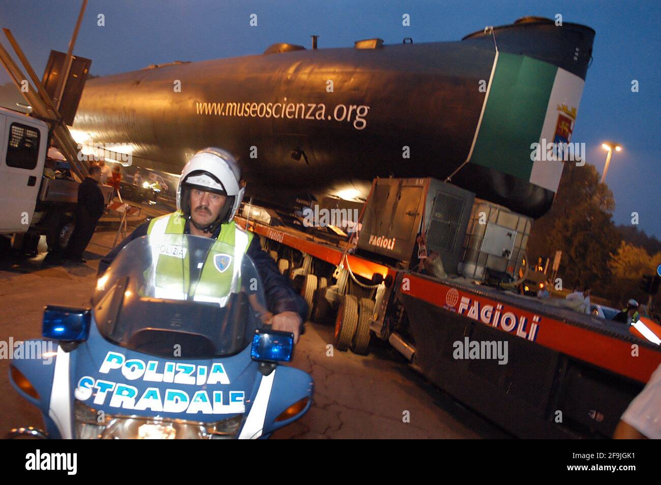 Italia, agosto 2005, sottomarino Enrico Toti, donato dalla Marina Italiana al Museo della Scienza e della tecnologia di Milano. Trasporto su strada dal porto fluviale di Cremona, sul fiume po, al sito museale milanese Foto Stock