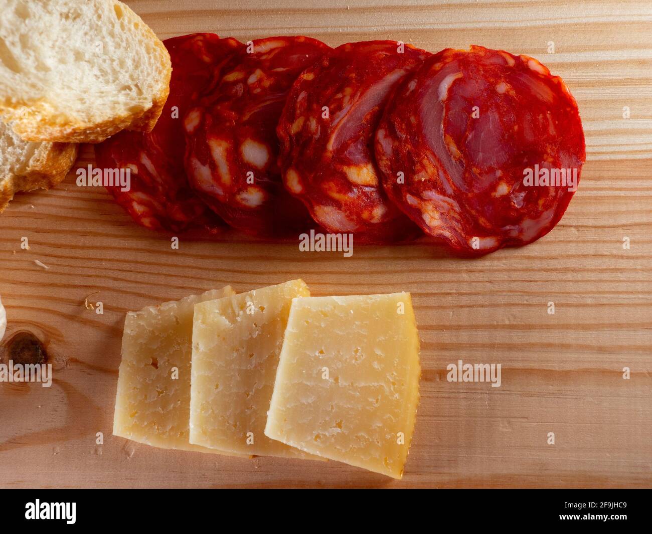 Formaggio, pane e salsiccia di maiale Foto Stock
