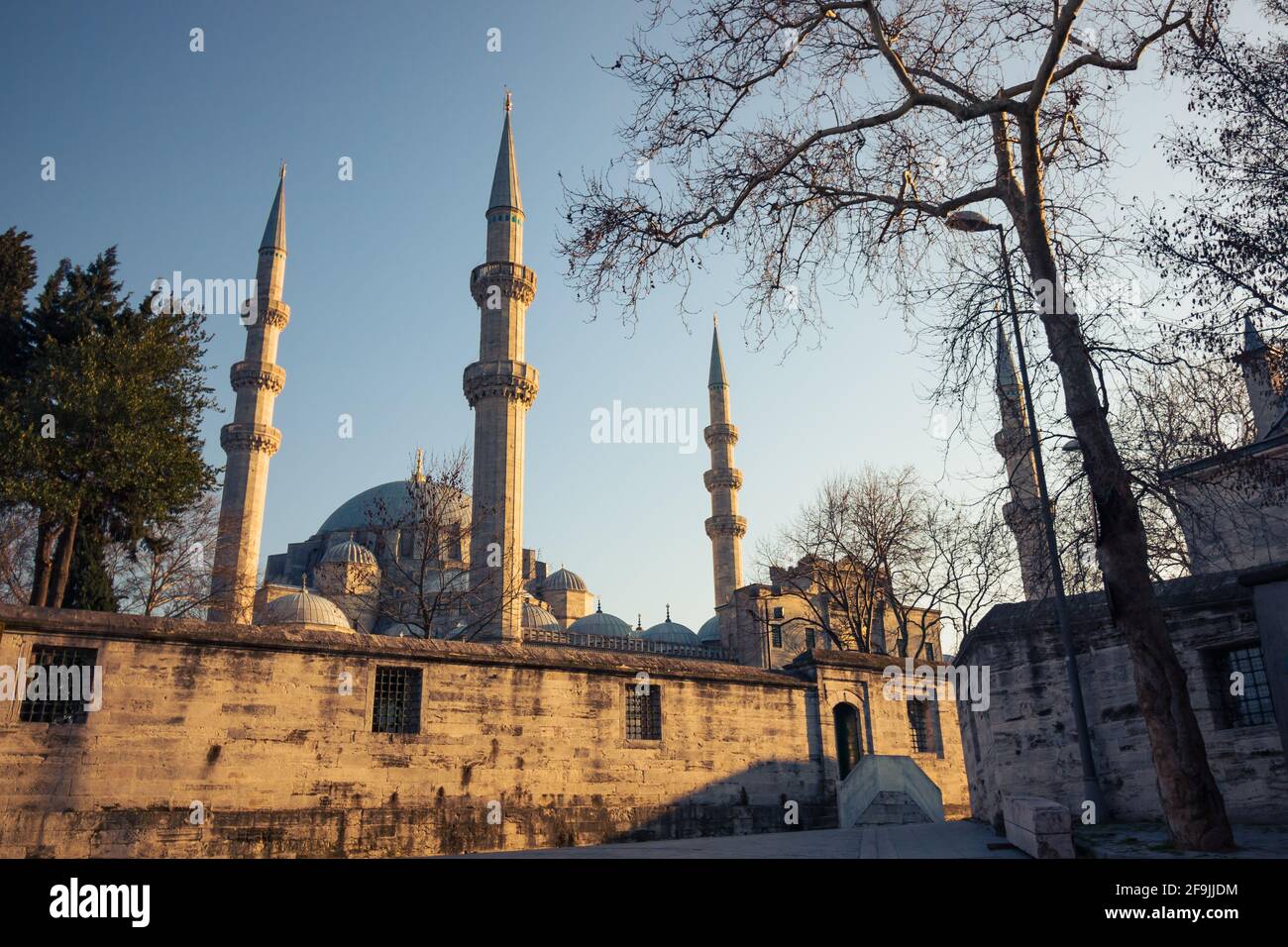 Moschea Suleymaniye a Istanbul. Moschee di Istanbul. Viaggio in Turchia. Luoghi di interesse di Istanbul. Foto di sfondo Ramadan e kandil. Foto Stock