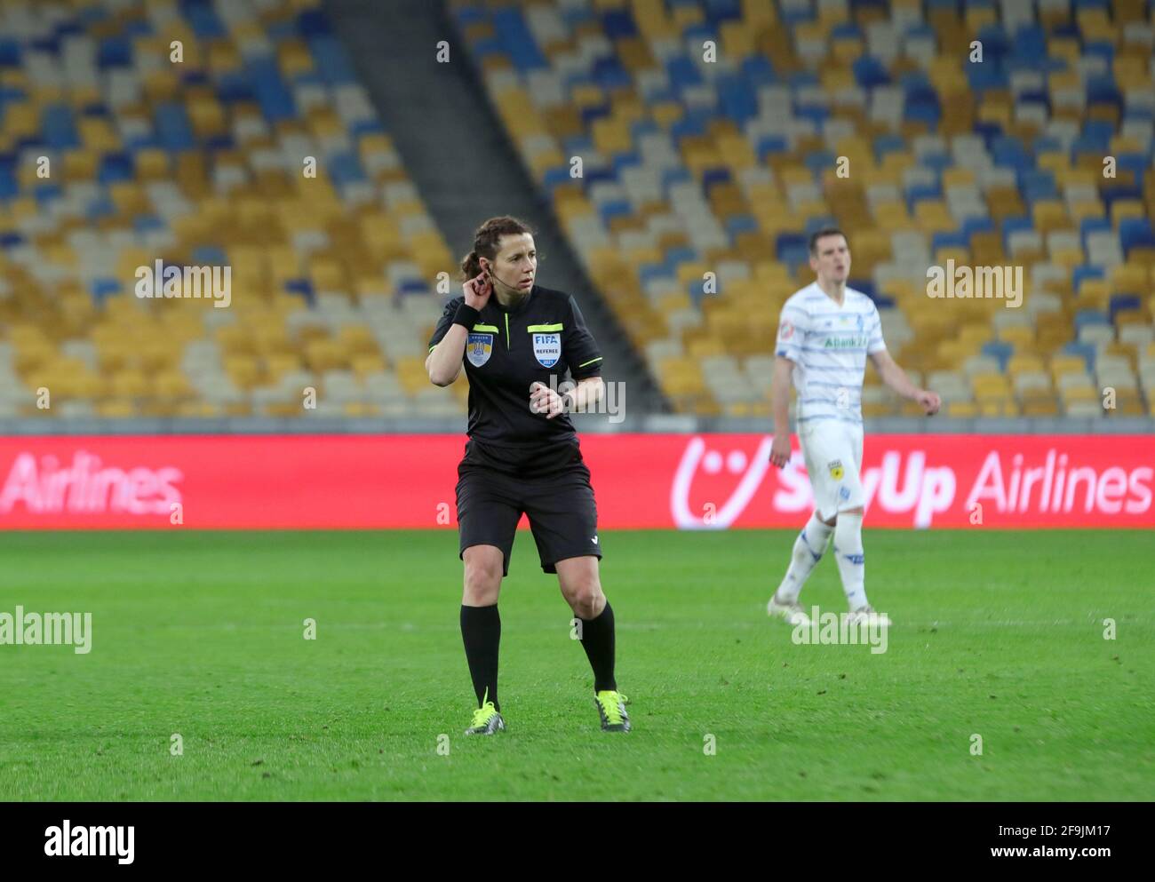 Non esclusivo: KIEV, UCRAINA - 17 APRILE 2021 - UN arbitro è ritratto durante il gioco ucraino Premier League Matchday 22 tra FC Shakhtar Donetsk Foto Stock