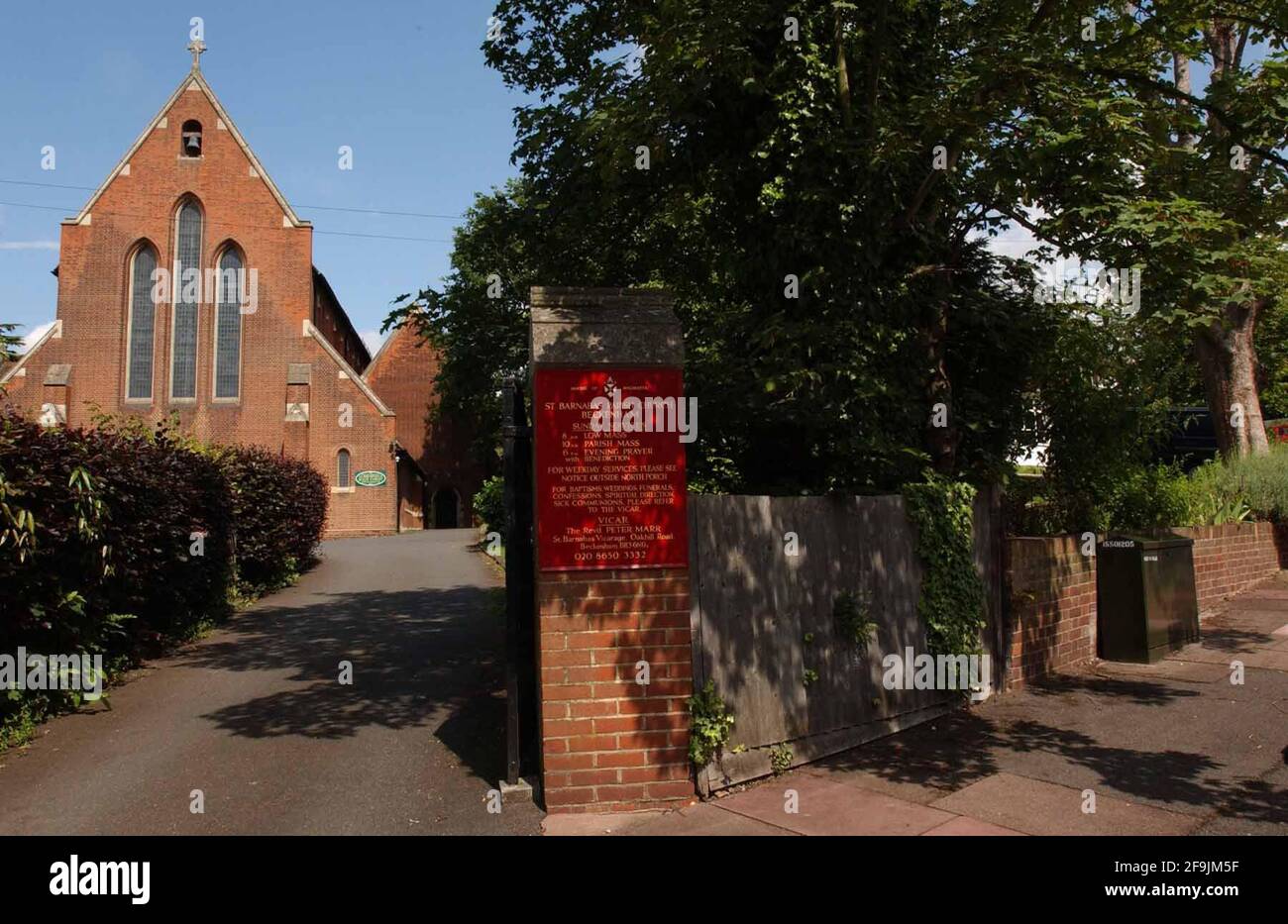 CHIESA DI SAN BARNABUS A BECKENHAM. 20 giugno 2002 PILSTON Foto Stock