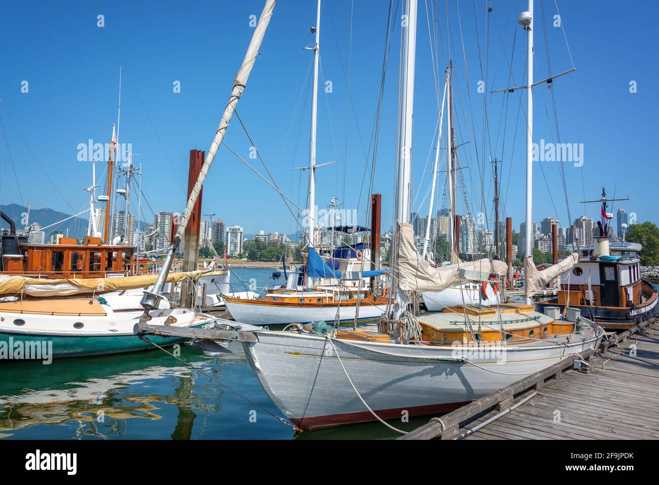 Vecchie barche in legno nel porto storico di Vancouver, British Columbia, Canada Foto Stock