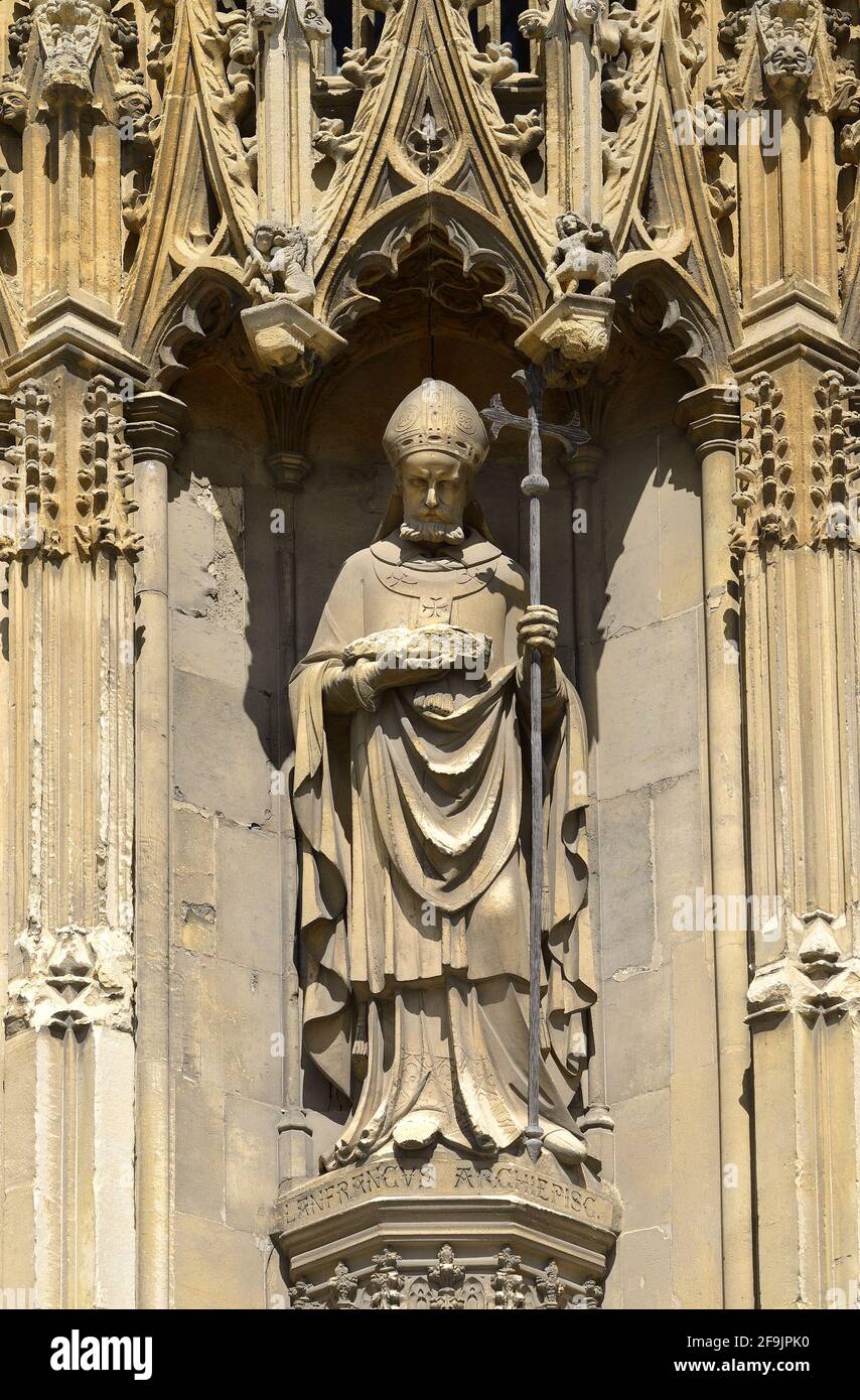 Canterbury, Kent, Regno Unito. Cattedrale di Canterbury: Statua sul portico sud-ovest di 'Lanfrancvs Archiepescc' - Arcivescovo Lanfranc (c1000 - 1089), arcivescovo Foto Stock