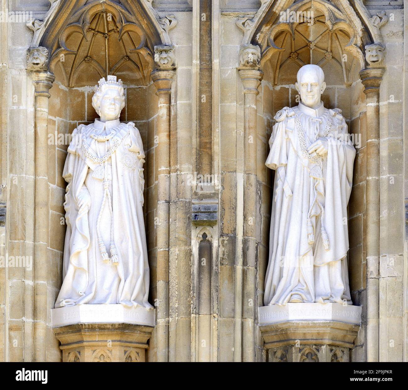 Canterbury, Kent, Regno Unito. Cattedrale di Canterbury: Statue della Regina Elisabetta II e del Principe Filippo, Duca di Edimburgo (di Nina Bilby) svelate dalla Regina i. Foto Stock